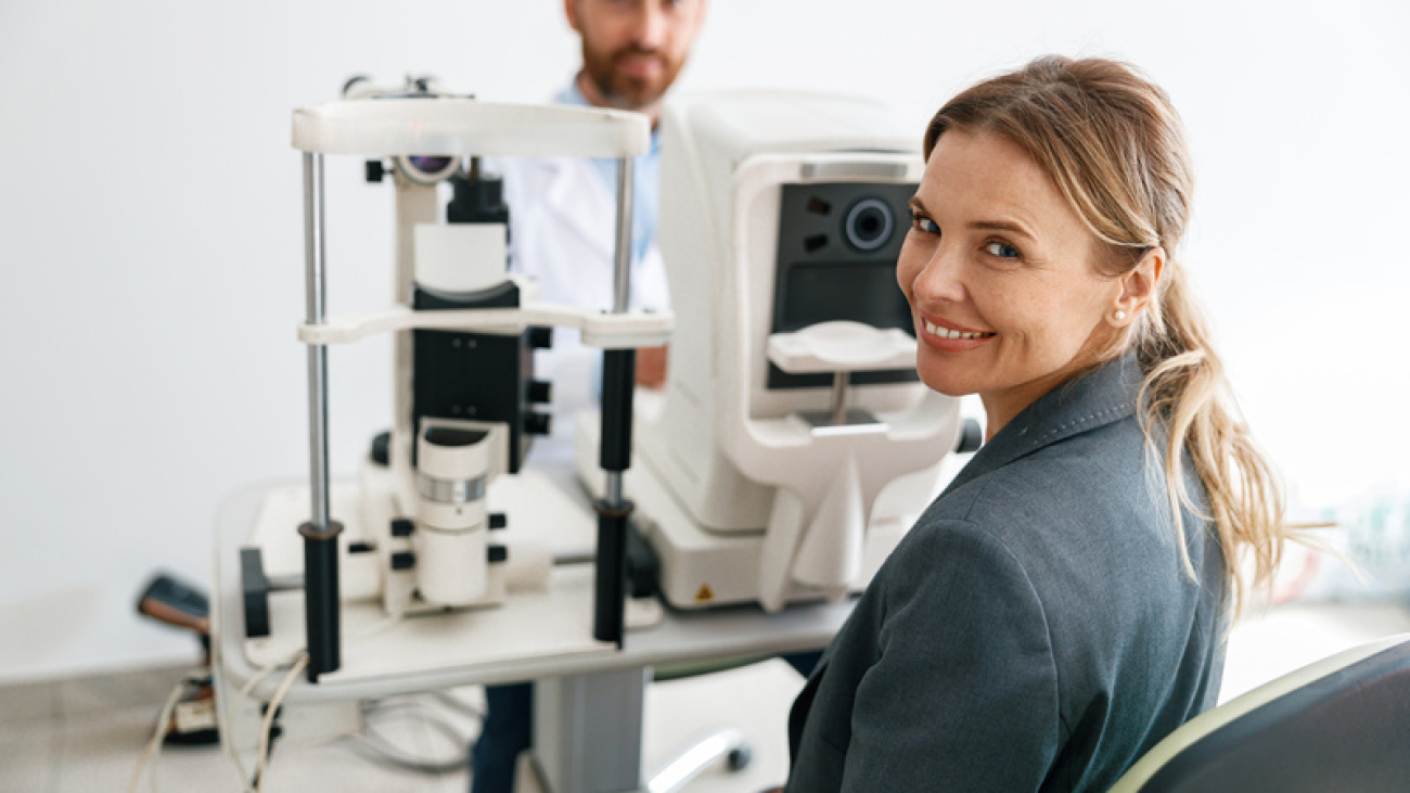 Optometrist qabulida ko'rish tekshiruvi — profilaktika maqolasi surati